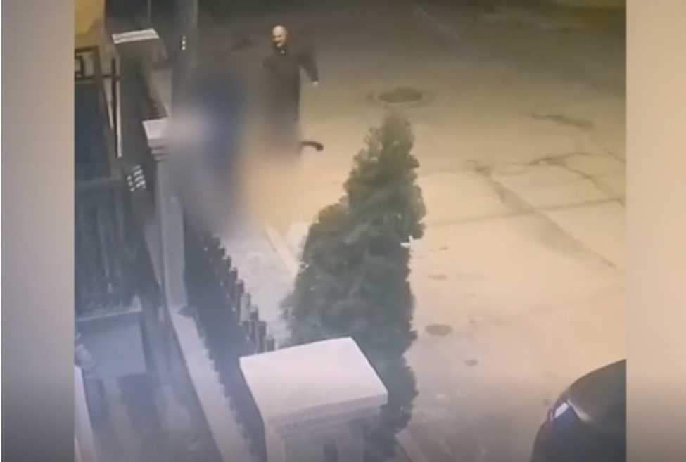 VIDEO +18 / Pamje nga vendi ku ndodhi vrasja në Korçë ku mbetën të vdekur dy presona