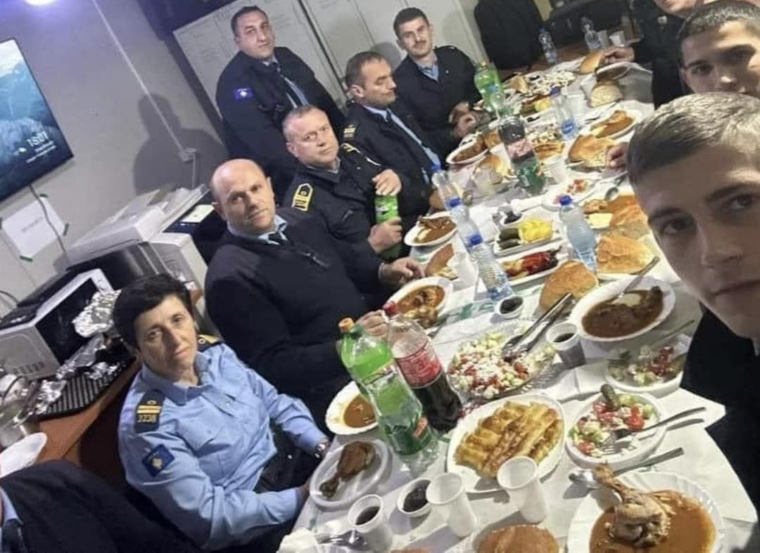 Policët e Kosovës shtrojnë iftar në Zubin Potok gjatë kësaj jave